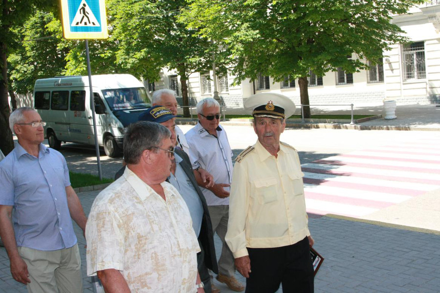 У памятника затопленным кораблям