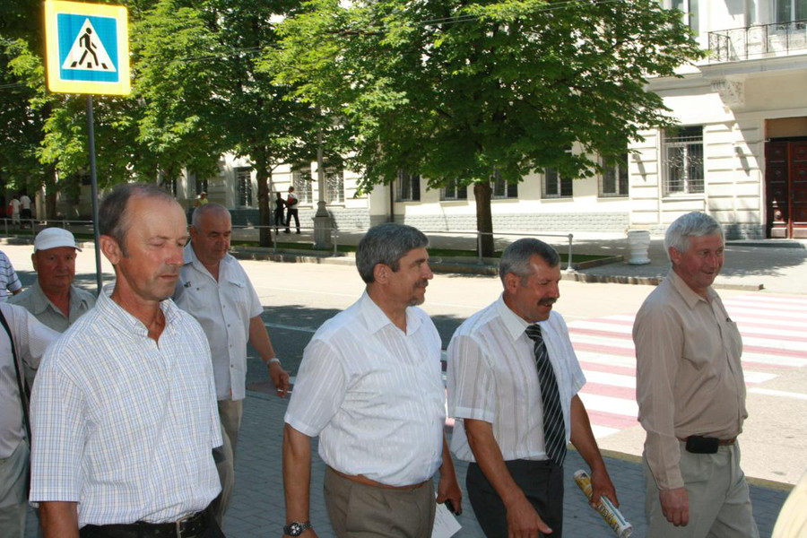 У памятника затопленным кораблям