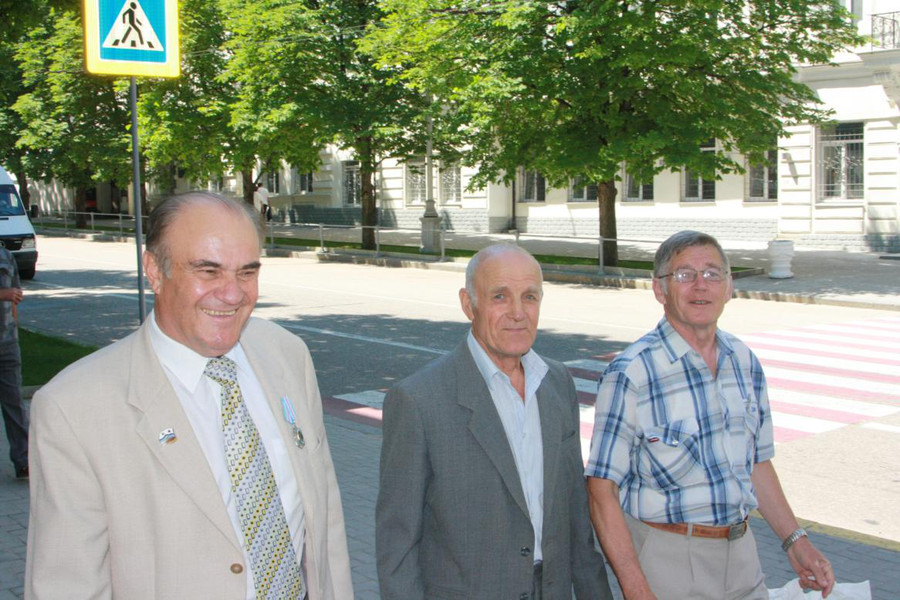 У памятника затопленным кораблям