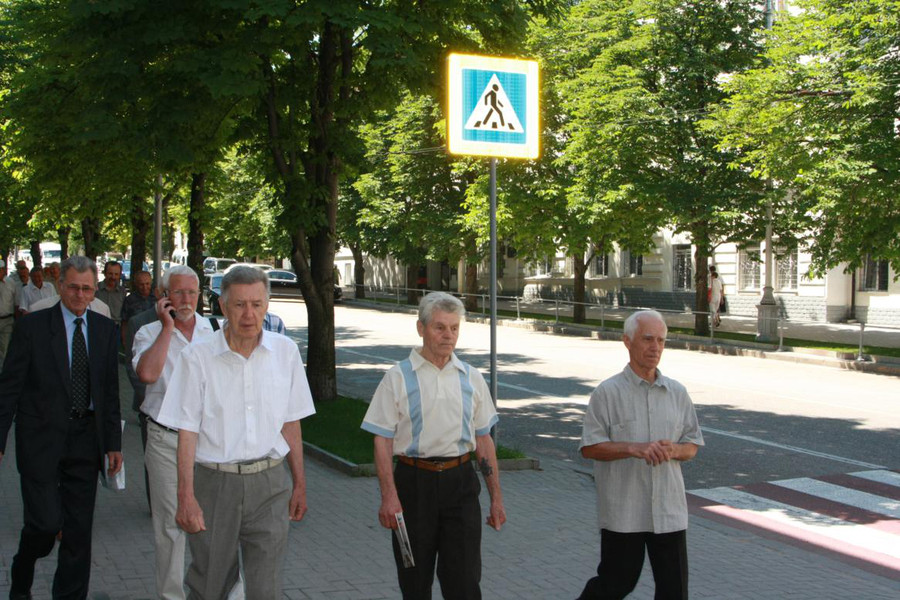 У памятника затопленным кораблям