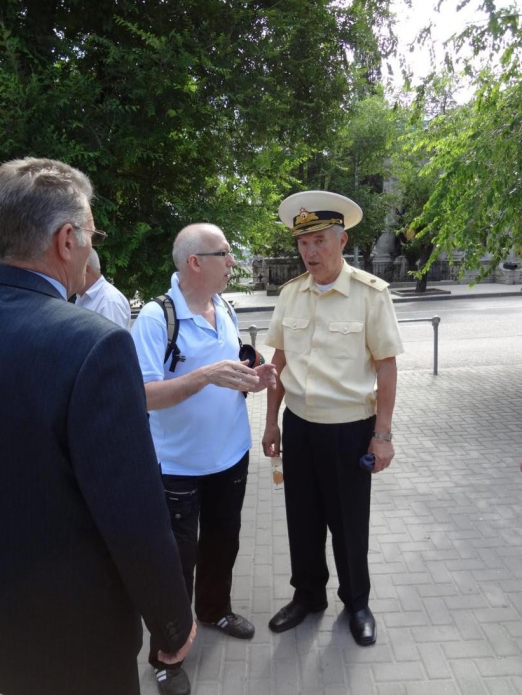 У памятника затопленным кораблям