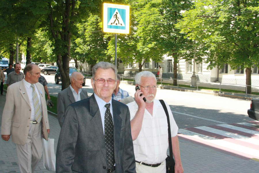 У памятника затопленным кораблям