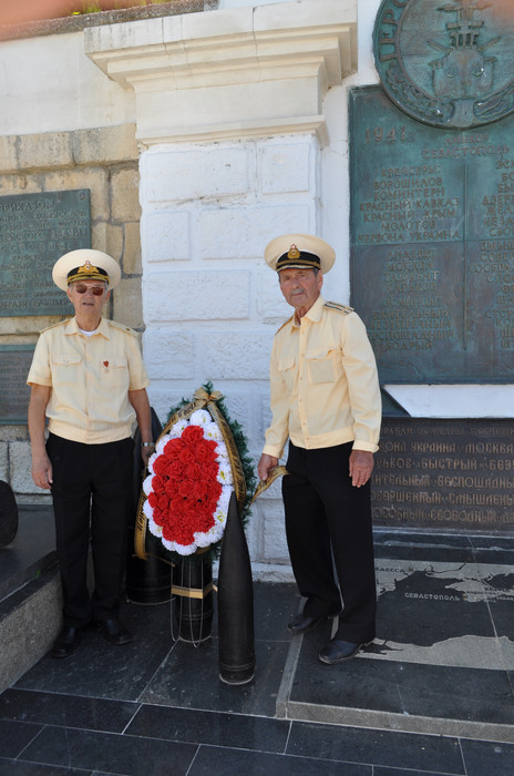 У памятника затопленным кораблям
