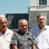У памятника затопленным кораблям