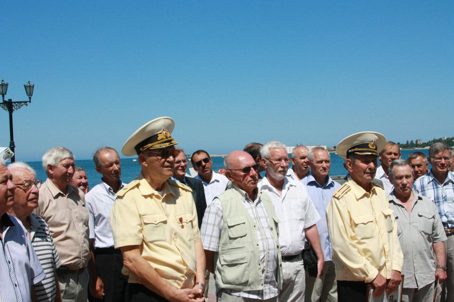 У памятника затопленным кораблям