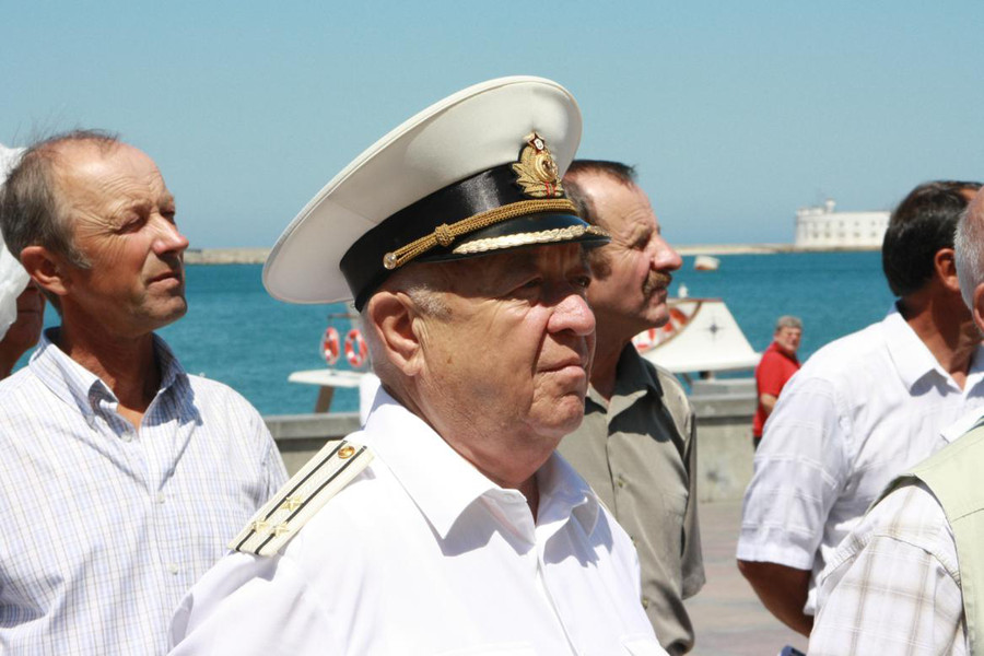 У памятника затопленным кораблям