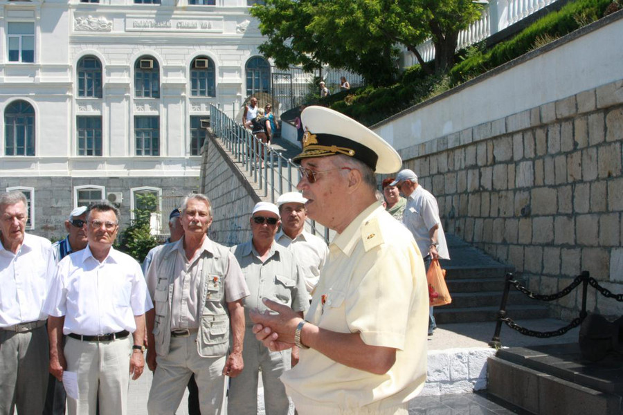 У памятника затопленным кораблям