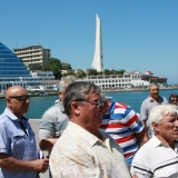 У памятника затопленным кораблям
