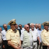У памятника затопленным кораблям