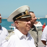 У памятника затопленным кораблям