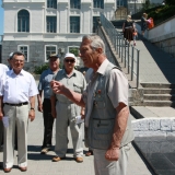 У памятника затопленным кораблям