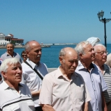 У памятника затопленным кораблям