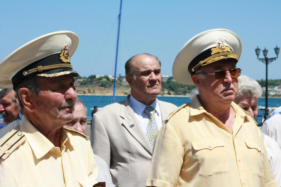 У памятника затопленным кораблям