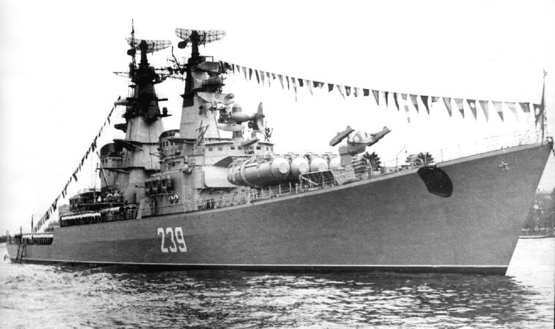 1965 год. На параде в Ленинграде (В.В. Резвушкин)