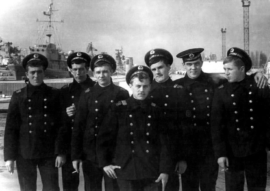 В увольнение.Крайний слева от меня - Самвел Худоян, справа - В. Зольников