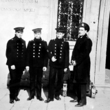 У морского музея Жердев, Демидов, Загной, командир ГУРО старлей Волк.