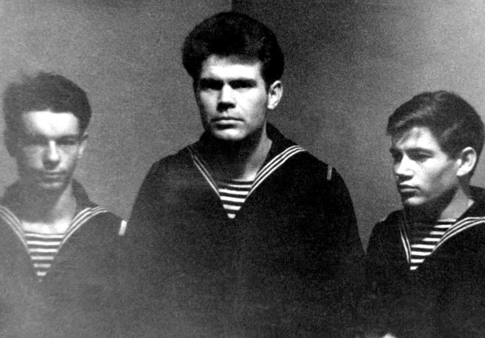Три богатыря-комсомольца. Слева Ваня Меркушев, я, справа Коля Баранников