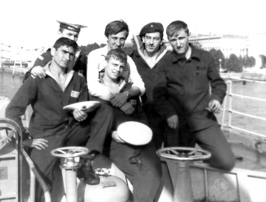 Витя Оськин приехал в гости через год после ДМБ. Ленинград. 1985 г