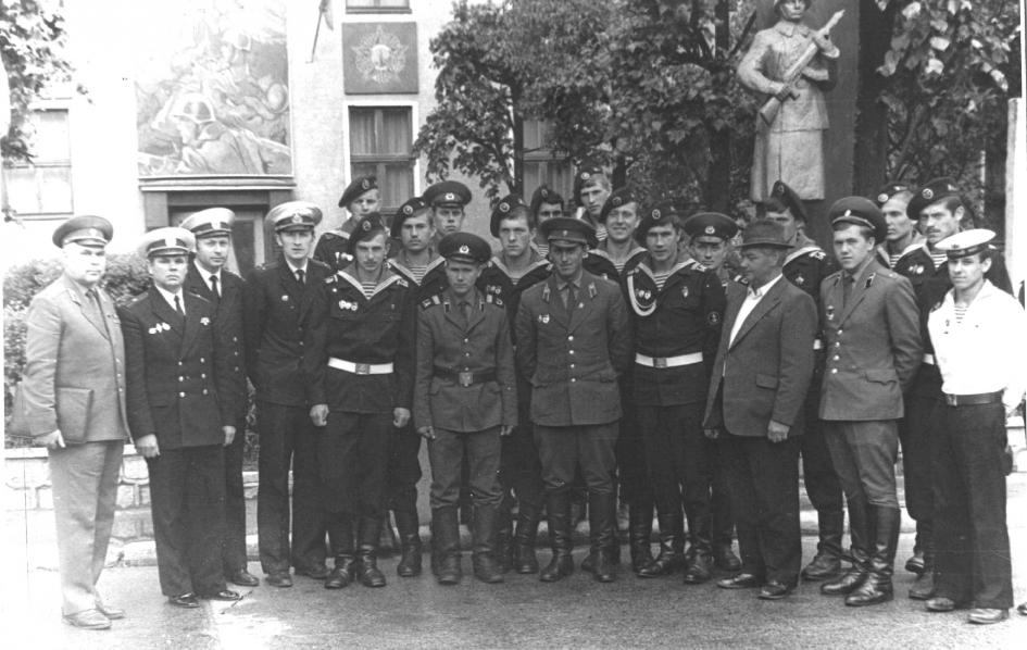 Морская пехота (к 100-летию ВЛКСМ)