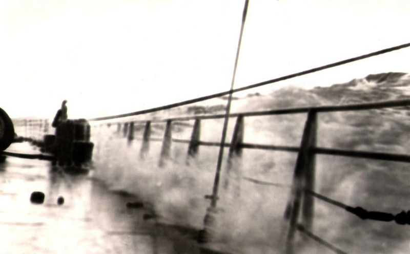 Эгейское море, 1975 год возвращаемся в Севастополь, выгружать "горелую" ракету