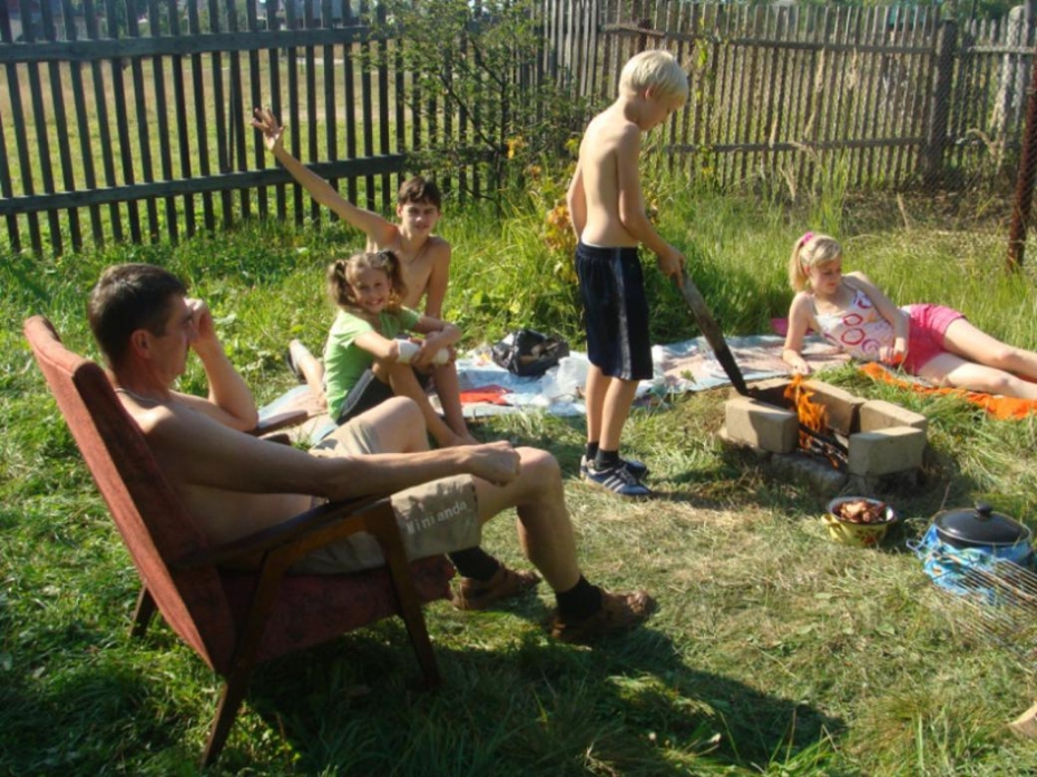 С детьми на даче(жена фотографирует)