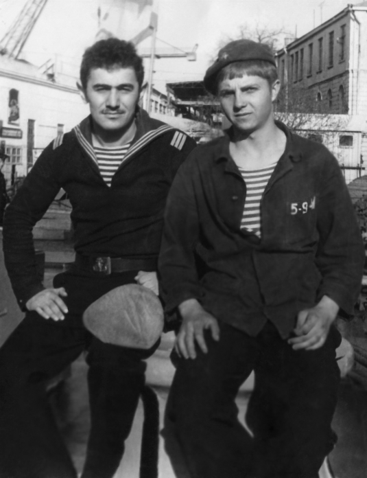 Рядом  ст.1ст  Зугунов.  1978 год