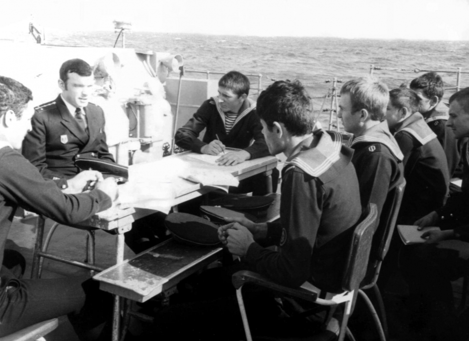 Политзанятие с котельной командой. Средиземное море 1985 год