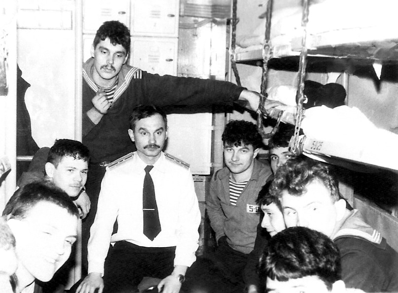 В центре замполит БЧ-5 Сенин Сергей Павлович в кубрике БЧ-5 1988