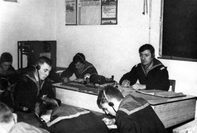 Учебка, в радиоклассе