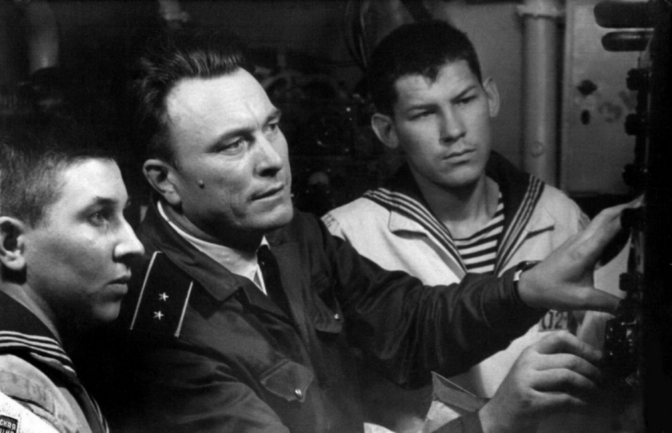 РКР "Грозный" мичман Кардаильский с матросами Рубан и Лукашовым. 1974г.