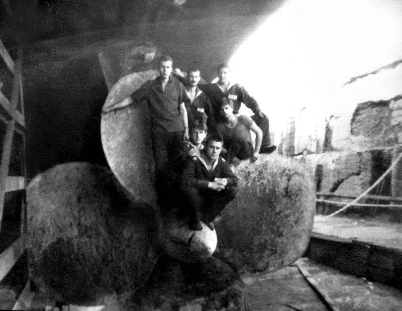 В доке г.Лиепая 1989г. сидит-Шуба, внизу Белявский