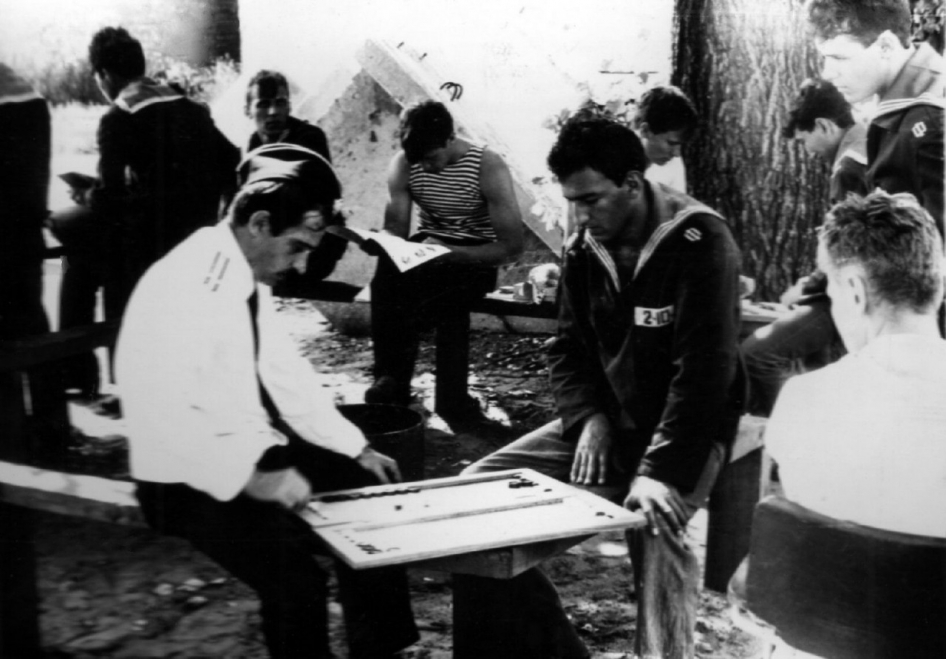 Игра в нарды. Замполит капитан 2 ранга Карлаш В. 1989 год