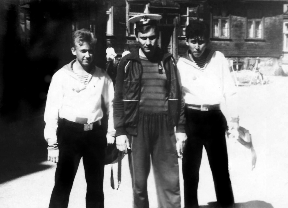 В Лиепае слева Бойко-командир отделения эл сильного тока справа- Женя