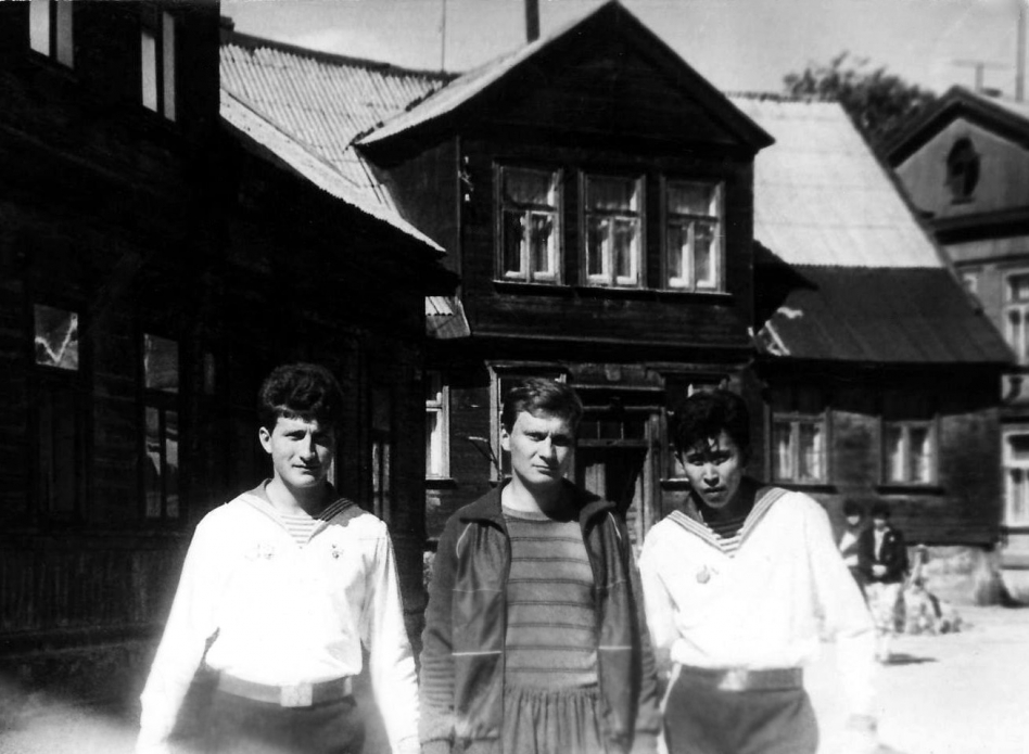 В Лиепае, слева Даренский