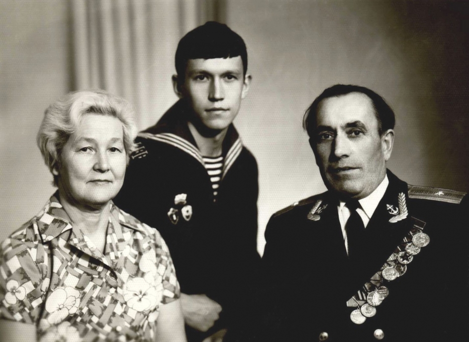 В отпуске с родителями, ноябрь1976, отец майор морской авиации