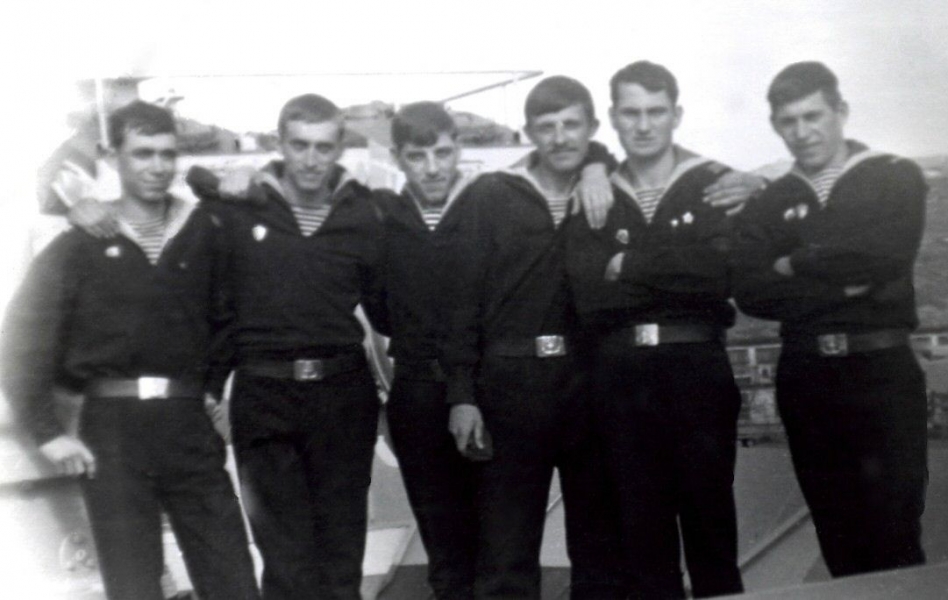 На баке. Слева направо одногодки, дембеля 1971 г., все БЧ-5