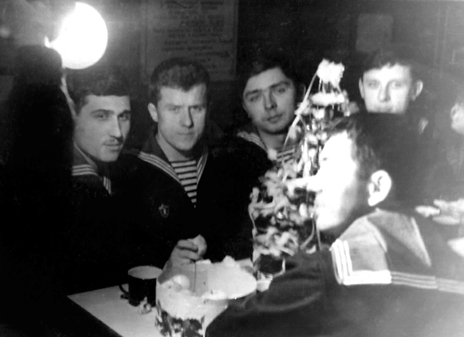 Новый год празднуем: Кравченко А., Пискун В., Семёнов В., Буликану В.