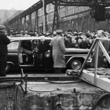 4 мая 1962 г. Представители флота и промышленности встречают Н. С. Хрущева у  трапа корабля на заводе им. А. А. Жданова.