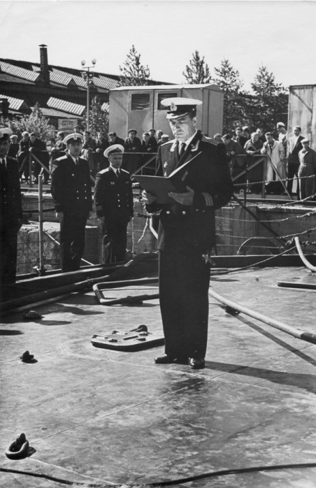 Поднятие военно-морского флага на РКР «Грозный» 3 июня 1962