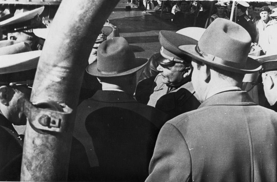 Посещение Н. С. Хрущевым 4 мая 1962 г. РКР «Грозный». Делегация осматривает вооружение корабля.