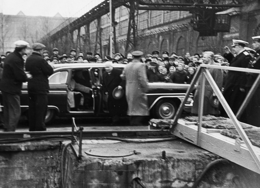 4 мая 1962 г. Представители флота и промышленности встречают Н. С. Хрущева у  трапа корабля на заводе им. А. А. Жданова.