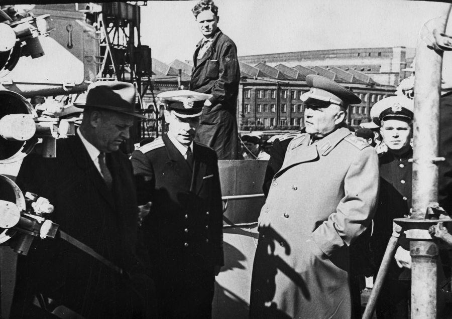 Посещение Н. С. Хрущевым 4 мая 1962 г. РКР «Грозный». МО Р. Я. Малиновский и председатель ГК по судостроению Б. Е. Бутома осматр