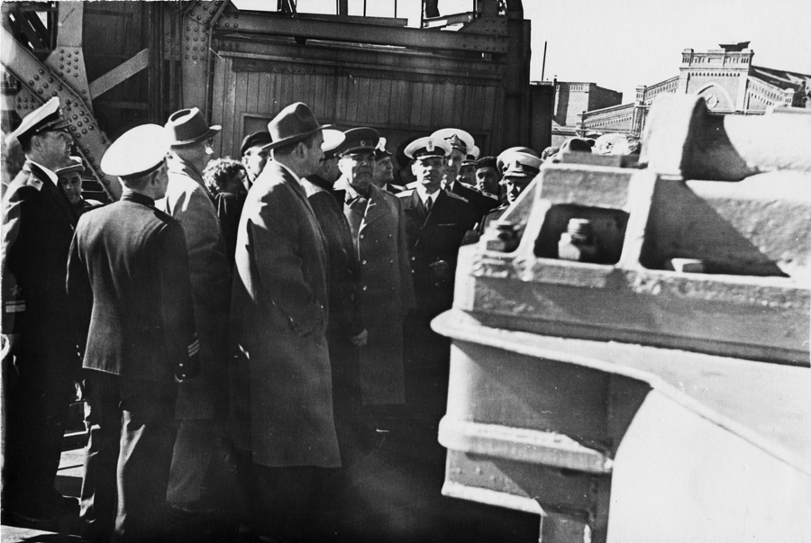 Посещение Н. С. Хрущевым 4 мая 1962 г. РКР «Грозный». Делегация осматривает корабль.
