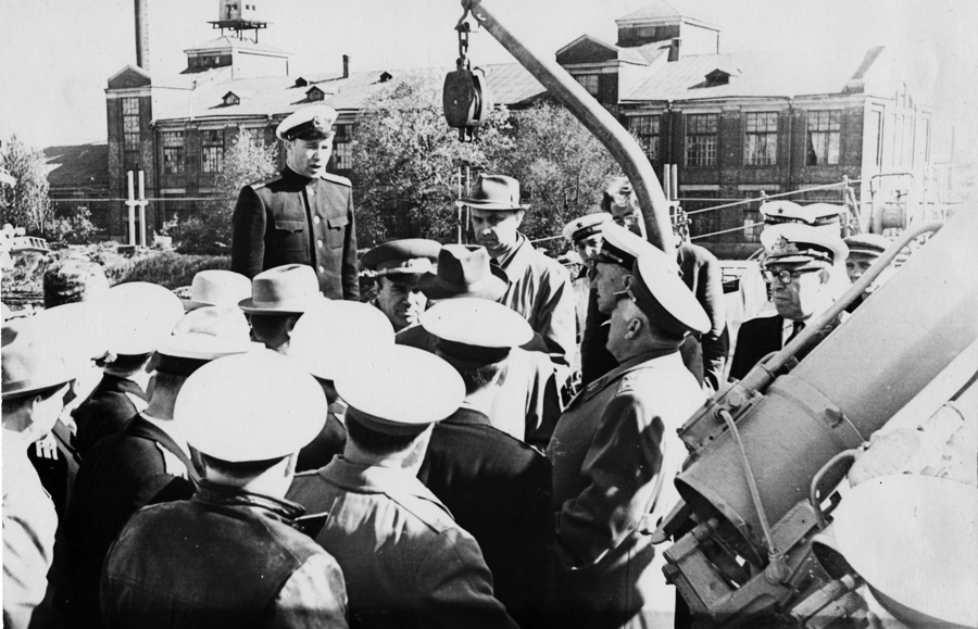 Посещение Н. С. Хрущевым 4 мая 1962 г. РКР «Грозный». Завод им. А. А. Жданова. Выступление офицера корабля перед делегацией на п