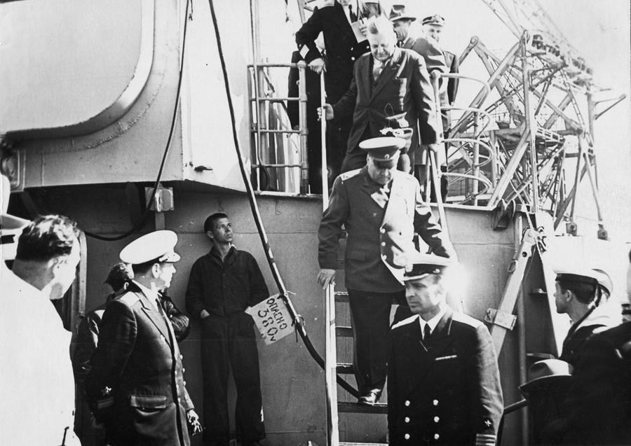 Посещение Н. С. Хрущевым 4 мая 1962 г. РКР «Грозный». Завод им. А. А. Жданова. Командир корабля проводит гостей по верхней палуб