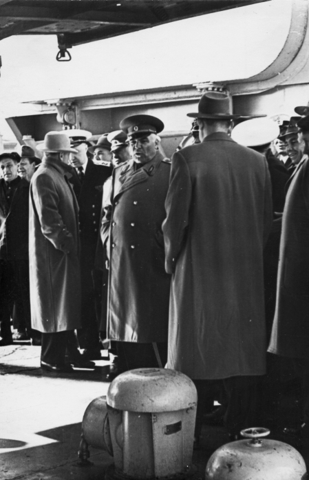Посещение Н. С. Хрущевым 4 мая 1962 г. РКР «Грозный». Завод им. А. А. Жданова. Делегация на палубе корабля.