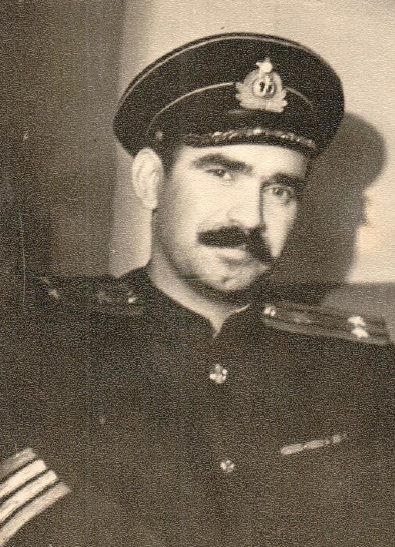 Командир БЧ-5 отдыхает на диване ПЭЖ