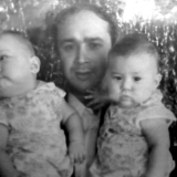 В 1976 году родились двойняшки