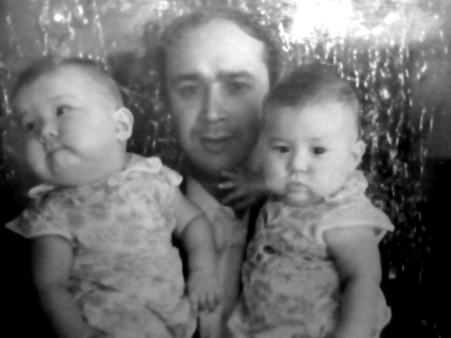 В 1976 году родились двойняшки