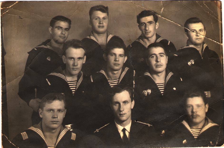 Михаил Федоров, 1 ряд, крайний слева
